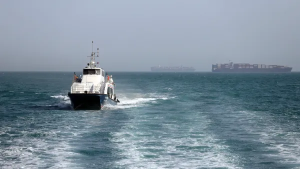 Ships in Hormuz 