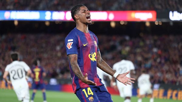 راشفورد يلمّح إلى رغبته بالبقاء مع برشلونة بعد التتويج بالدوري