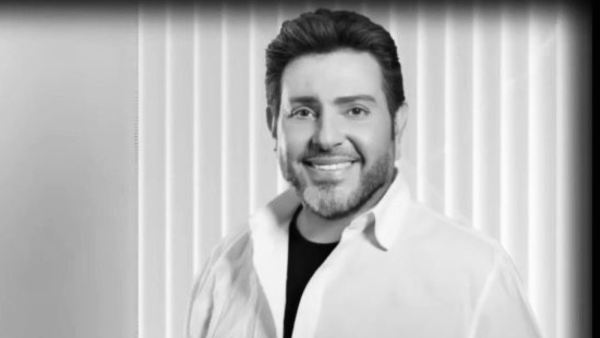 في مشهد مؤثر.. جثمان هاني شاكر يصل القاهرة استعدادًا لتشييعه