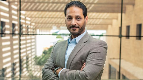 الذكاء الاصطناعي في بيئة العمل وأثره على الوظائف والمهارات والتواصل الإنساني