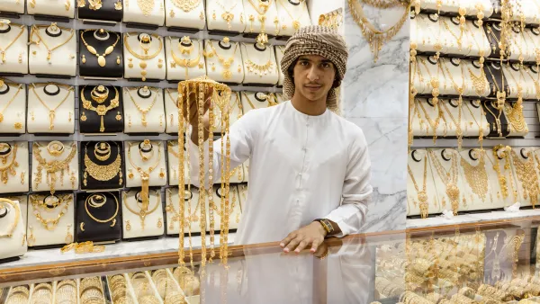 الذهب يستقر قرب أعلى مستوى