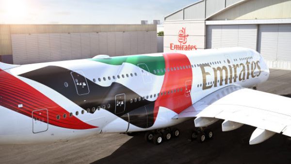 طيران الإمارات تكشف عن تصميم فريد لكسوة طائرة A380 تتألق بعلم دولة الإمارات