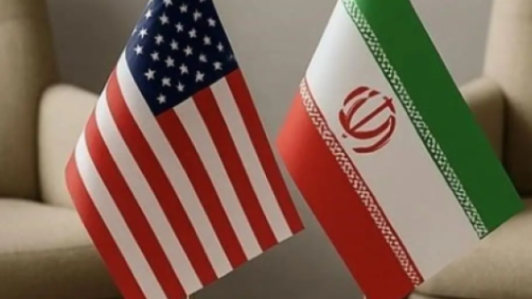 أعلام الولايات المتحدة وإيران ترمز إلى المفاوضات الجارية بين البلدين وسط ترقب إقليمي ودولي لنتائج الاتفاق المرتقب