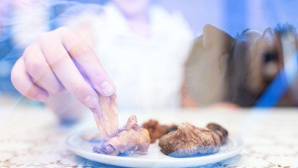 تفسير حلم دعوة الحي للميت على الطعام