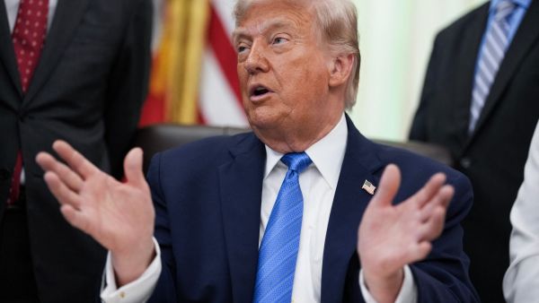 Trump threatens “very hard” strikes on Iran and hints at oil infrastructure takeover 