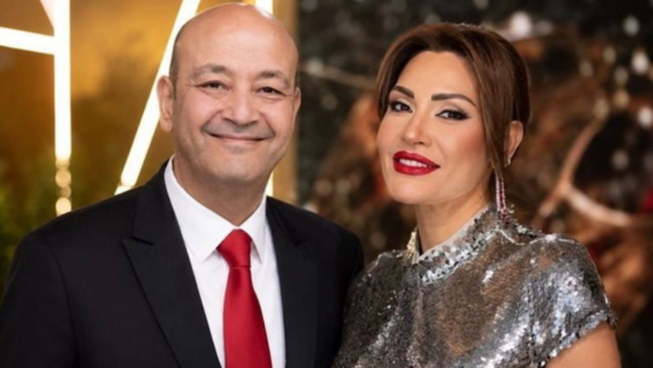 رقصة عمرو أديب وزوجته تشعل مواقع التواصل (فيديو)