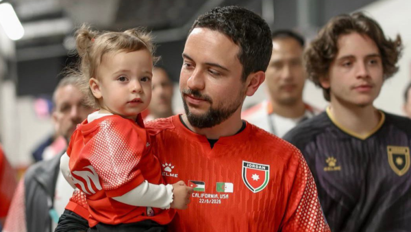 بقميص المنتخب الأردني.. طفلة القصر الهاشمي تخطف الأنظار