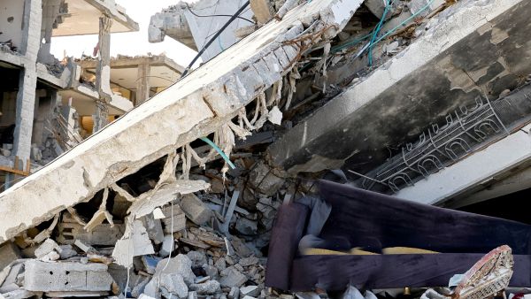 مبانٍ مدمرة وفرق إنقاذ تعمل بين الأنقاض في فنزويلا بعد الزلزالين اللذين أسفرا عن مقتل 1430 شخصاً وتشريد الآلاف