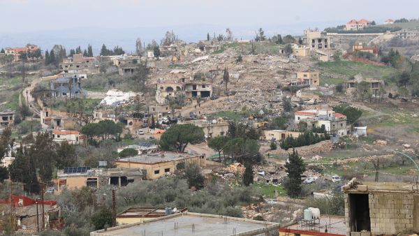 منازل ومبانٍ في إحدى قرى جنوب لبنان وسط تصاعد التوترات العسكرية وعمليات الإخلاء