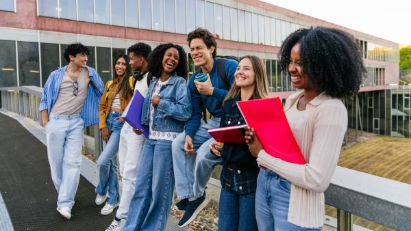علامات تكشف الصديق السيئ في الجامعة