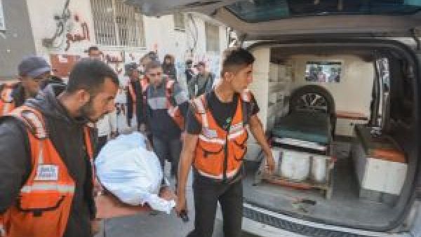 مسعفون ينقلون أحد ضحايا قصف إسرائيلي استهدف منزلاً في مدينة غزة