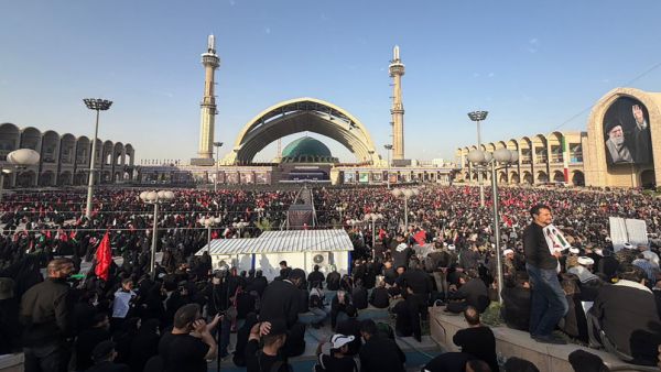 مواطنون إيرانيون يشاركون في موكب تشييع علي خامنئي وسط العاصمة طهران خلال مراسم جنازة رسمية وشعبية واسعة.
