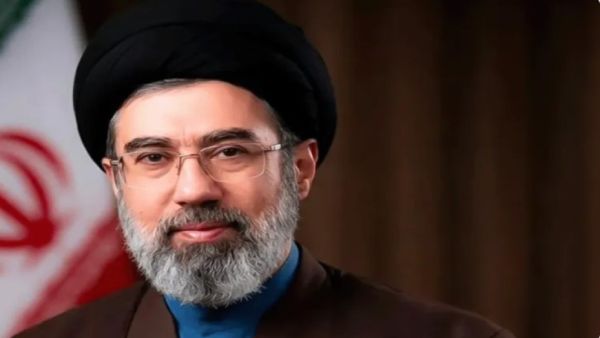 مجتبى خامنئي خلال مرحلة انتقالية تشهدها إيران بعد مقتل والده علي خامنئي.