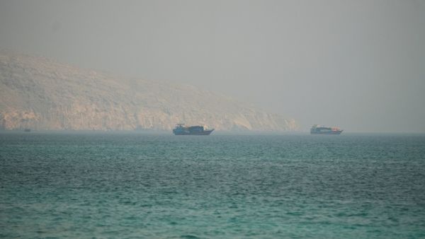 انفجار ناقلة نفط في مضيق هرمز