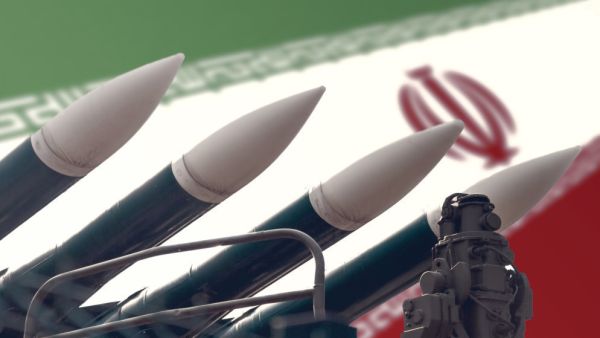 تقارير تتحدث عن نقل إيران قيادات من الحرس الثوري ومعدات عسكرية إلى اليمن، في ظل تصاعد التوترات البحرية والمخاوف على أمن الملاحة في البحر الأحمر.