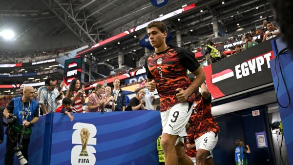 حمزة عبدالكريم خلال إحماء منتخب مصر في كأس العالم 2026