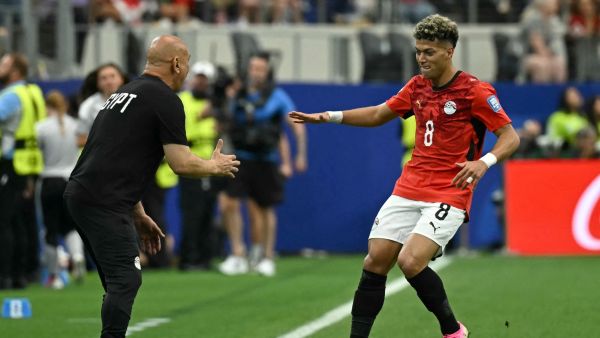 إمام عاشور مع حسام حسن مدرب منتخب مصر خلال منافسات كأس العالم 2026