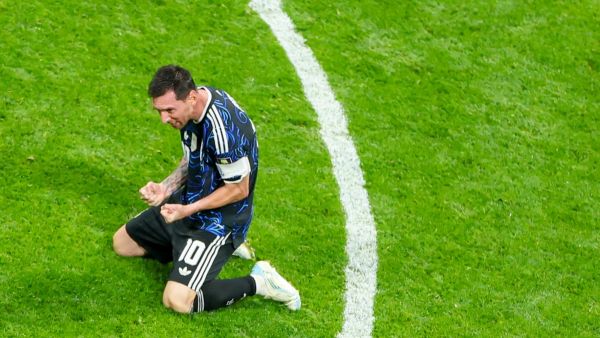 فرحة قائد الأرجنتين ليونيل ميسي بعد مباراة إنجلترا والتأهل إلى نهائي كأس العالم 2026