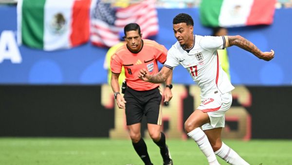 بطل سوق الانتقالات الصيفية مورغان روجرز مع منتخب إنجلترا خلال منافسات كأس العالم 2026 (AFP)