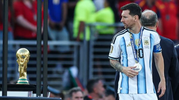 ميسي ينظر إلى كأس العالم قبل تتويج إسبانيا باللقب