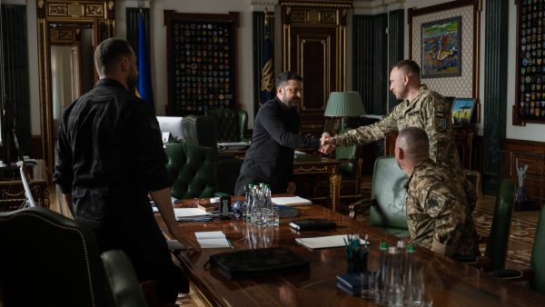 Zelenskyy shaking hands with Drapatyi
