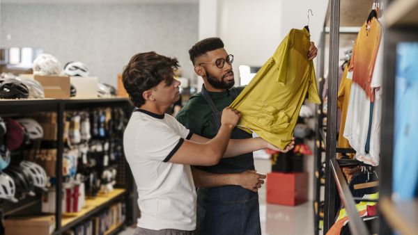 يتعين على الشركات المعنية إعادة بيع بضائعها أو التبرع بها بدلاً من التخلص منها