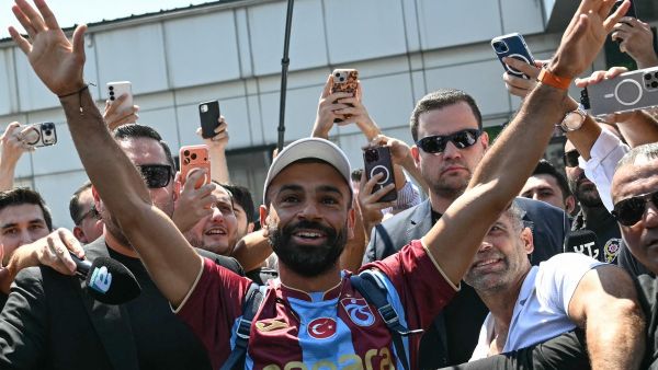 استقبال جماهيري حاشد لمحمد صلاح بعد وصوله إلى مطار إسطنبول