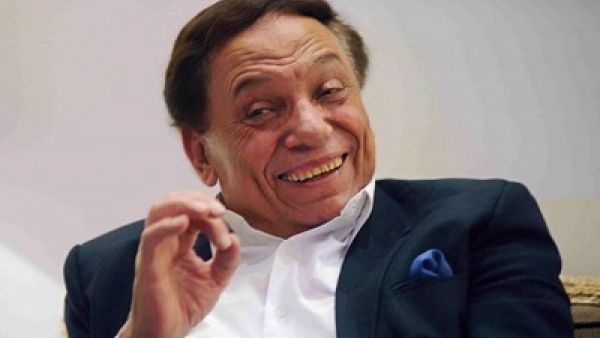 صورة نادرة تجمع عادل إمام مع والديه في طفولته