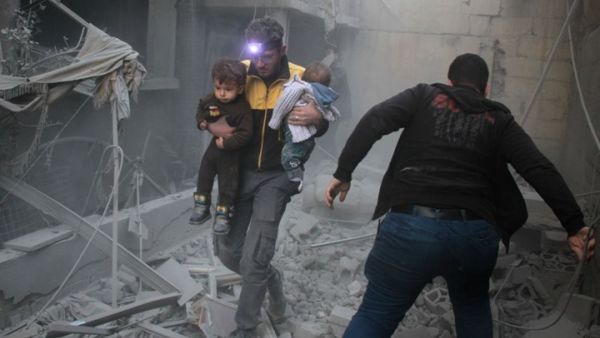 غارة روسية بمواد حارقة على تجمع للنازحين في الغوطة تقتل أكثر من 50 وتصيب العشرات
