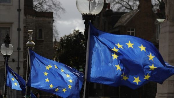 An EU flag is seen attached to a street light outside of the Houses of Parliament in Westminster, central London on Mar. 23, 2018. 
(Daniel LEAL-OLIVAS / AFP)