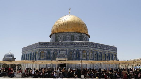 Palestinian women sit under a tend next to the Dome of the Rock mosque in Jerusalem's Al-Aqsa Mosque compound on the first Friday prayers of the Muslim holy month of Ramadan on May 18, 2018. (Ahmad GHARABLI / AFP)