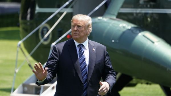U.S. President Donald Trump walks across the South Lawn upon return to the White House on May 25, 2018 in Washington, DC. Trump returned to Washington after attending the U.S. Naval Academy graduation and commissioning ceremony in Annapolis, Maryland.
(MANDEL NGAN / AFP)