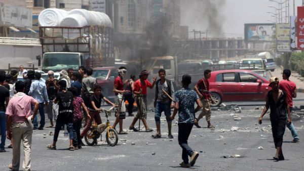 Yemeni protesters block a road as they protest against inflation and the rise of living costs in the country's second city of Aden, which is held by forces loyal to the Saudi-backed government, on September 5, 2018. (Saleh Al-OBEIDI / AFP)
