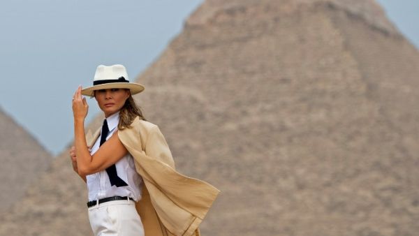 US First Lady Melania Trump visits the Giza Pyramids on October 6, 2018, during the final stop of her week-long trip through four countries in Africa. (SAUL LOEB / AFP)