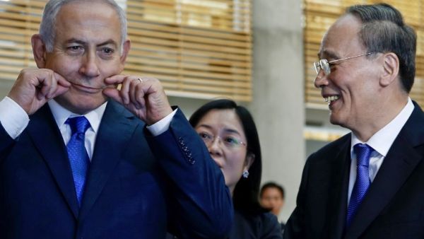Chinese Vice President Wang Qishan (R) laughs as Israeli Prime Minister Benjamin Netanyahu (L) (AFP)