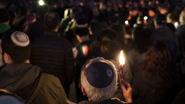 Members and supporters of the Jewish community come together for a candlelight vigil, in remembrance of those who died earlier in the day during a shooting at the Tree of Life Synagogue in the Squirrel Hill neighborhood of Pittsburgh, in front of the White House in Washington, DC on October 27, 2018 (AFP)