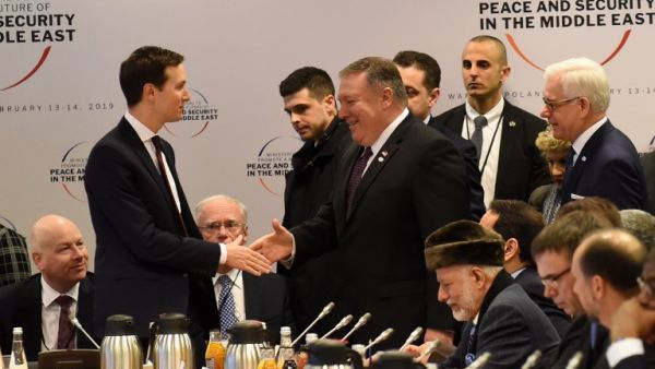 White House US Senior Advisor Jared Kushner (L) shakes hands with US Secretary of State Mike Pompeo in Warsaw, on February 14, 2019. (AFP/ File Photo)