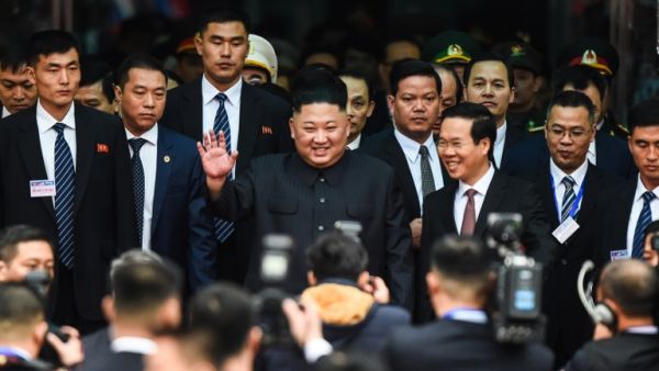 Kim Jong Un (C) waves after arriving at the Dong Dang railway station in Dong Dang, Lang Son province, on February 26, 2019, to attend the second US-North Korea summit. (AFP/ Nhac NGUYEN)