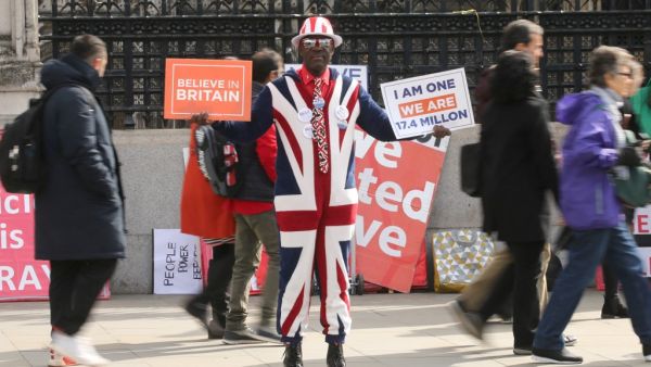 A pro-Brexit campaigner displays placards in Westminster, central London on April 3, 2019. (ISABEL INFANTES / AFP)