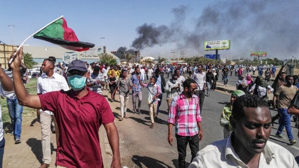 Sudanese protesters waive the national flag as they march towards the army headquarters in the capital Khartoum on April 6, 2019. (AFP/ File Photo)