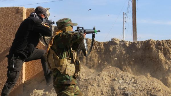 Iraqi government forces clash with Daesh after capturing agricultural land east of Ramadi on Jan. 11, 2016. (AFP/Moadh al-Dulaimi)