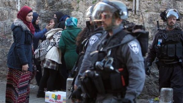Palestinian women react after a scuffle with Israeli border police following an attack by three Palestinian assailants at Damascus Gate, a main entrance to Jerusalem's Old City on February 3, 2016. (AFP/Menahem Kahana)
