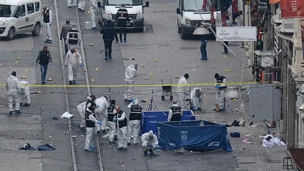 Turkish police, forensics and emergency services work on the scene of an explosion on the pedestrian Istiklal avenue in Istanbul on March 19, 2016. (AFP/STR)