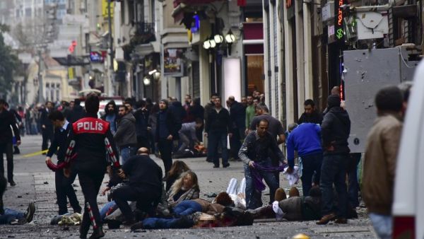 Injured people get assistance on the scene of an explosion on the pedestrian Istiklal avenue in Istanbul on March 19, 2016. (AFP/STR)
