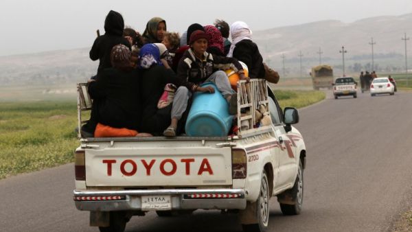 Iraqi families fleeing the violence in the northern city of Mosul arrive at the Kurdish checkpoint of Makhmur, about 280 kilometers (175 miles) north of the capital Baghdad, on March 26, 2016. (AFP/Safin Hamed)