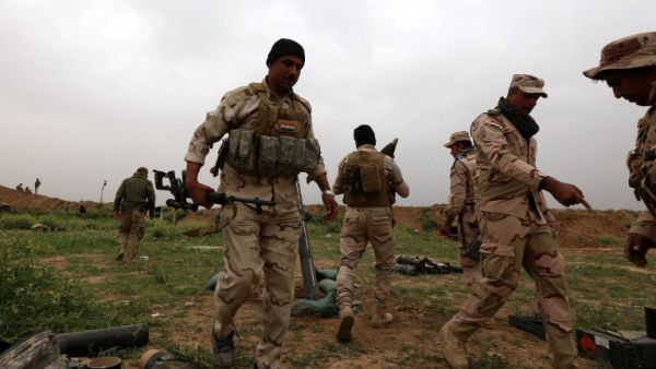Iraqi soldiers hold a position on the outskirts of Makhmur, about 175 miles north of the capital Baghdad, on March 26, 2016, during a military operation to recapture Nineveh province and its capital Mosul from Daesh. (AFP/Safin Hamed)
