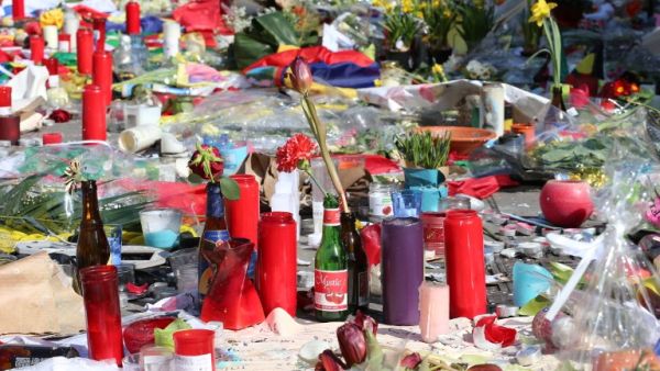 Flowers and candles are laid in a makeshift memorial on the Place de la Bourse (Beursplein) in central Brussels, on March 27, 2016, in tribute to the victims of the coordinated terror attacks in the city claimed by Daesh on March 22, in which 31 people were killed and over 300 injured. (AFP/Nicolas Maeterlinck)