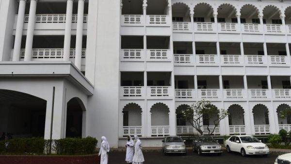 Bangladeshi Islamic leaders wait outside a court as a hearing on the issue of state religion was taking place in Bangladesh High Court on March 28, 2016. (AFP/Munir Uz Zaman)