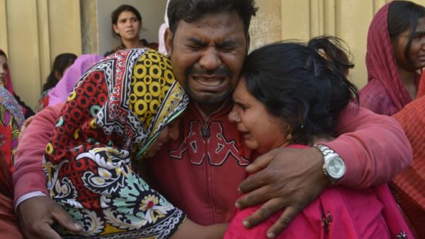 Pakistani Christians mourn the death of a blast victim of the March 27 suicide bombing, in Lahore on March 28, 2016.(AFP/Arif Ali)