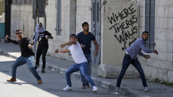 Young Palestinians throwing stones at the Israeli army (AFP/File Photo)
